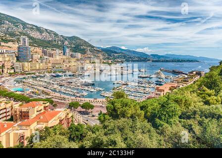 Vue sur les yachts de luxe et les appartements de Port Hercules dans le quartier de la Condamine, le centre-ville et le port de Monte Carlo, la Côte d'Azur, la Principauté de Banque D'Images