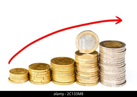 Tableau des piles de pièces d'or isolé sur fond blanc Banque D'Images