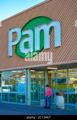 Façade et entrée de la chaîne d'épicerie italienne 'PAM'. En dehors du célèbre supermarché italien avec son logo et un client Banque D'Images