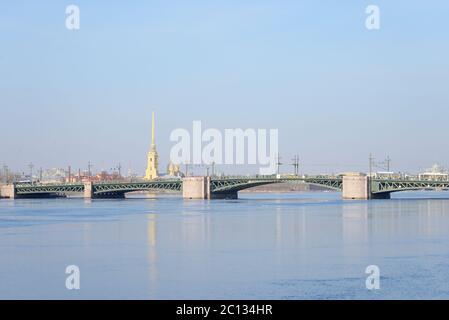 Pont du Palais et rivière Neva. Banque D'Images