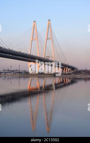 Le câble resta sur le pont et la rivière Neva. Banque D'Images