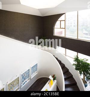 Bar comptoir élégant blanc dans une salle de sport moderne Banque D'Images