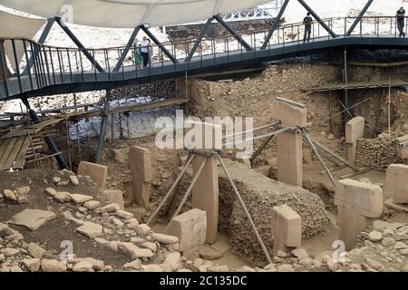 (200613) -- SANLIURFA (TURQUIE), 13 juin 2020 (Xinhua) -- les gens visitent le site archéologique de Gobekli Tepe dans la province de Sanliurfa, dans le sud-est de la Turquie, le 13 juin 2020. Gobekli Tepe, inscrit sur la liste du patrimoine mondial de l'UNESCO en 2018, est devenu une destination culturelle de premier plan en Turquie. Considéré comme le 'Ground Zero for Human History', Gobekli Tepe, qui signifie Potbelly Hill en turc, est la plus ancienne structure mégalithique connue du monde en haute Mésopotamie.datant d'il y a environ 12,000 ans, le site est considéré comme le plus ancien temple du monde. Il est également parmi les plus anciennes ruines archéologiques de l'OWO Banque D'Images