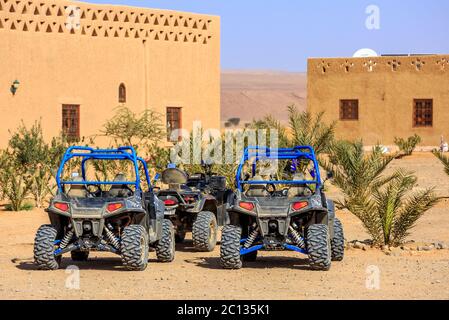 Itrane, Maroc - 24 février 2016: Polaris RZR 800 bleu sans pilote stationné dans un petit village berbère dans le désert marocain près de Merzo Banque D'Images