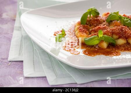 Gnocchis, pâtes italiennes à la sauce tomate basilic et parmesan Banque D'Images