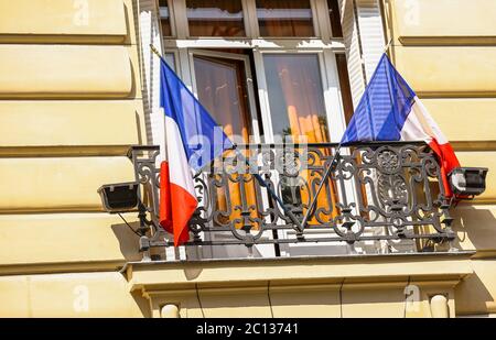 Magnifique bâtiment parisien et drapeaux français Banque D'Images