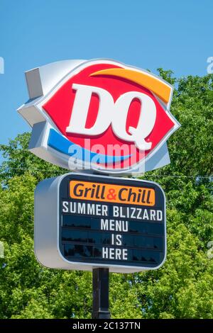 Affiche colorée indiquant l'emplacement d'une Dairy Queen, une franchise américaine de crème glacée et de hamburgers. Banque D'Images