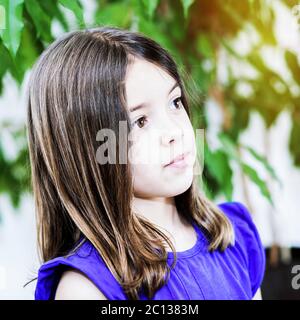 Portrait de petite fille concentrée Banque D'Images