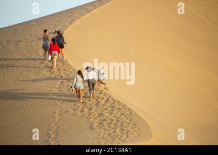 Gran Canaria, Îles Canaries, Espagne. 13 juin 2020. Les habitants de la région se retrouvent sur la vaste étendue de dunes de sable de Maspalomas sur la Grande Canarie au coucher du soleil. Avant Covid les dunes seraient également pleines de touristes regardant le coucher du soleil. Les îles Canaries et de nombreuses autres régions d'Espagne, sont dans la phase finale d'un verrouillage quatre phases du coronavirus de désescalade. L'économie des îles Canaries étant fortement tributaire du tourisme, les habitants sont impatients de voir le retour des touristes. Crédit : Alan Dawson/Alay Live News Banque D'Images