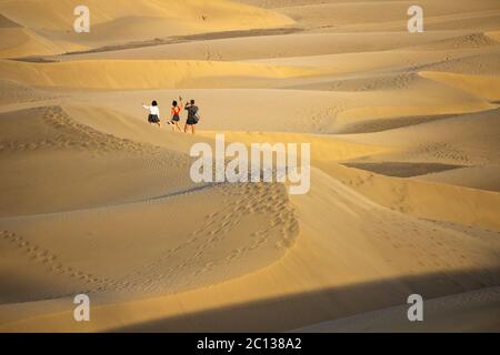 Gran Canaria, Îles Canaries, Espagne. 13 juin 2020. Les habitants de la région se retrouvent sur la vaste étendue de dunes de sable de Maspalomas sur la Grande Canarie au coucher du soleil. Avant Covid les dunes seraient également pleines de touristes regardant le coucher du soleil. Les îles Canaries et de nombreuses autres régions d'Espagne, sont dans la phase finale d'un verrouillage quatre phases du coronavirus de désescalade. L'économie des îles Canaries étant fortement tributaire du tourisme, les habitants sont impatients de voir le retour des touristes. Crédit : Alan Dawson/Alay Live News Banque D'Images