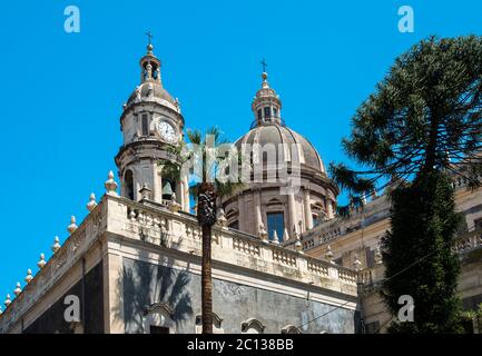 Dômes et tours de la cathédrale Saint Agatha à Catane, Sicile, Italie Banque D'Images