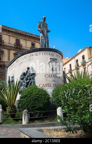 Monument du Cardinal Giuseppe Benedetto Dusmet à Catane, Sicile, Italie Banque D'Images