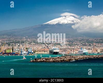Vue sur l'Etna, la ville et le port, Catane, Sicile, Italie. Catane se trouve au pied du mont Etna, un volcan actif. Banque D'Images