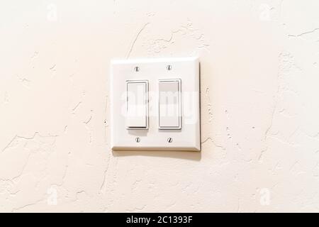 Commutateur intérieur à bascule multiple avec leviers plats larges et plaque de protection Banque D'Images