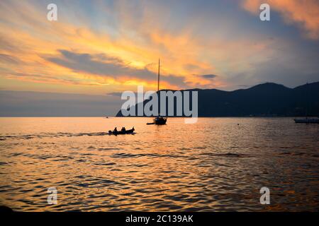 Deux bateaux le long de la côte ligure du port de Vernazza au coucher du soleil le long des Cinque Terre, en Italie Banque D'Images