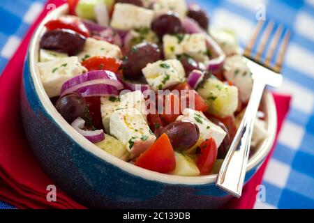 Close up de salade grecque avec fromage feta concombre tomates olives et oignons Banque D'Images