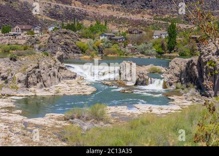 Les petites chutes d'eau supérieures se trouvent aux chutes Shoshone, Twin Falls ID. Les chutes d'eau sont contrôlées par le rejet d'eau du barrage. Banque D'Images