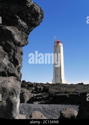 Phare de Malarrif au-dessus de Lava Rocks sur la péninsule de Snaefellsnes en Islande Banque D'Images