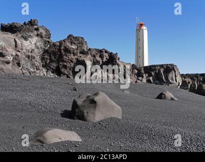 Phare de Malarrif au-dessus de Lava Rocks sur la péninsule de Snaefellsnes en Islande Banque D'Images