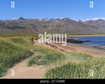 Plage de sable avec des rochers de Lava sur la péninsule de Snæfellsnes en Islande Banque D'Images