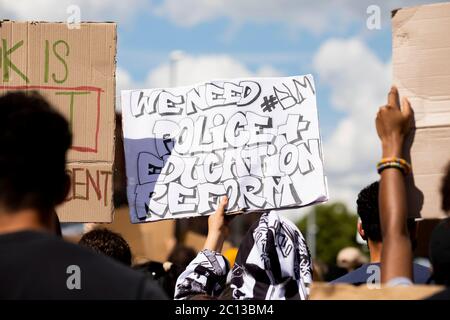 NORTHAMPTON, Royaume-Uni - LE 13 JUIN des manifestants pacifiques se réunissent dans le centre-ville de Northampton pour démontrer l'importance de la vie noire le samedi 13 juin 2020. (Crédit : MI News & Sport/Alay Live News Banque D'Images