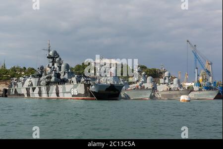 Navires de la base navale de Sébastopol Flotte de la mer Noire à la baie de Karantinnaya. La Crimée Banque D'Images