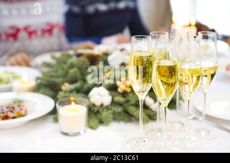 Champagne dans des verres debout sur la table de Noël Banque D'Images