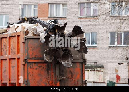 chariot élévateur à déchets orange avec manipulateur hydraulique manuel. Banque D'Images