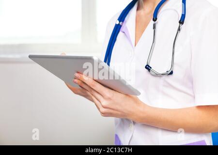 Femme médecin travaillant avec tablet computer Banque D'Images
