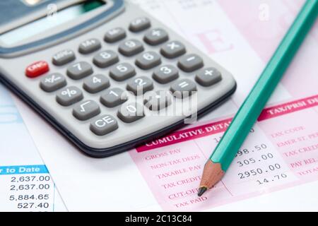 Fiche de paie avec calculatrice et crayon Banque D'Images