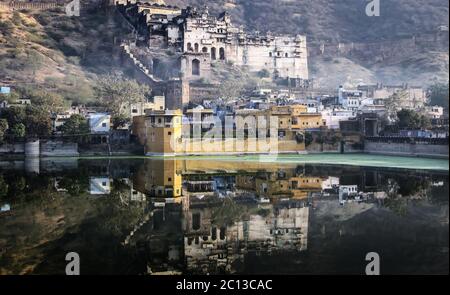 Le palais de Garh se reflète dans le lac par la ville de Bundi, en Inde Banque D'Images