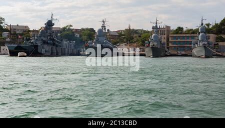 Navires de la base navale de Sébastopol Flotte de la mer Noire à la baie de Karantinnaya. La Crimée Banque D'Images