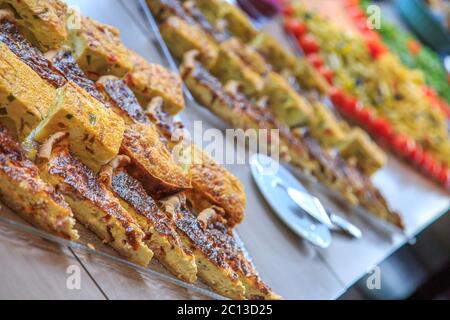 De belles tranches de jambon croustillant et quiche au fromage Banque D'Images