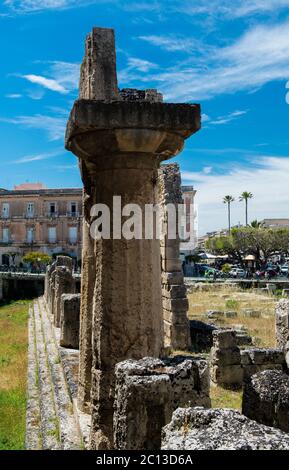 Temple d'Apollon est l'un des plus importants monuments grecs anciens sur Ortygia, en face de la Piazza Pancali à Syracuse, Sicile, Italie. Banque D'Images