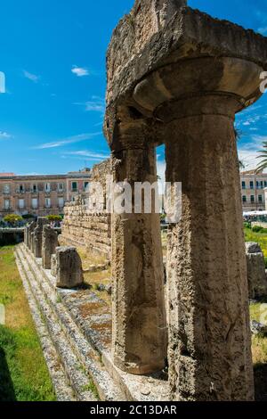 Temple d'Apollon est l'un des plus importants monuments grecs anciens sur Ortygia, en face de la Piazza Pancali à Syracuse, Sicile, Italie. Banque D'Images