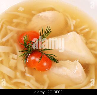 Soupe de nouilles maison avec poulet Banque D'Images