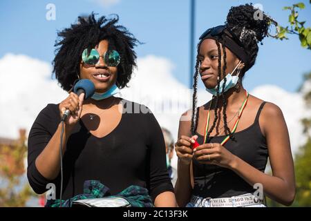 Slough, Royaume-Uni. 13 juin 2020. Les populations locales participent à une manifestation pacifique en solidarité avec le mouvement Black Lives Matter dans le parc de Salt Hill. Des manifestations de solidarité avec le mouvement Black Lives Matter ont eu lieu à travers les États-Unis et dans de nombreux pays du monde. Crédit : Mark Kerrison/Alamy Live News Banque D'Images