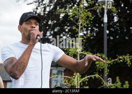 Slough, Royaume-Uni. 13 juin 2020. Les populations locales participent à une manifestation pacifique en solidarité avec le mouvement Black Lives Matter dans le parc de Salt Hill. Des manifestations de solidarité avec le mouvement Black Lives Matter ont eu lieu à travers les États-Unis et dans de nombreux pays du monde. Crédit : Mark Kerrison/Alamy Live News Banque D'Images