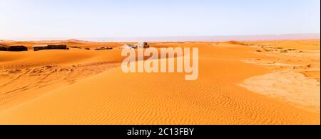 tentes nomad dans le Sahara avec panneaux solaires Banque D'Images