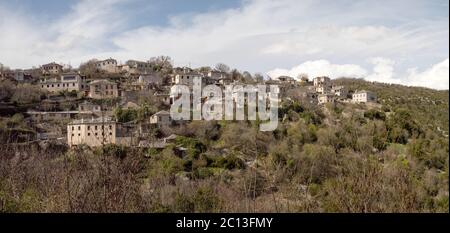 Vue panoramique sur le village de Vitsa à Pindos, Epirus, Grèce Banque D'Images