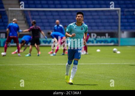 Barcelone, Espagne. 13 juin 2020. Wu Lei du RCD Espanyol se réchauffe avant un match de la ligue espagnole entre le RCD Espanyol et Alaves à Barcelone, Espagne, le 13 juin 2020. Crédit : Joan Gosa/Xinhua/Alay Live News Banque D'Images
