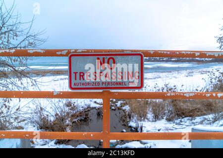 Aucune signalisation d'intrusion sur une clôture contre le lac Utah et le fond de la rive enneigée Banque D'Images