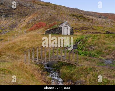 Petite cabane dans une zone géothermique en Islande Banque D'Images