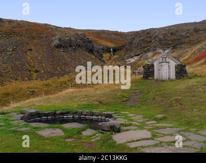 Piscine géothermique et cabane à gazon à laugar en Islande Banque D'Images