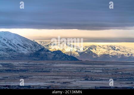 Vue panoramique sur Salt Lake City, bordée par une montagne enneigée ensoleillée Banque D'Images