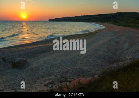 Soleil se lève sur la mer d'Azov généraux sur plage. Karalar parc paysage régional en Crimée. Banque D'Images