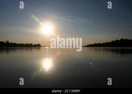 Spectaculaire coucher de soleil sur la rivière Tsiribihina Banque D'Images