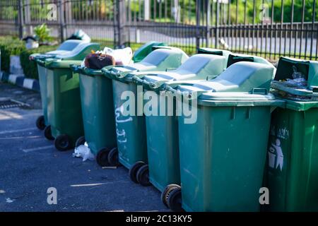 Débordement de poubelles dans le parc, concept d'environnement. Banque D'Images