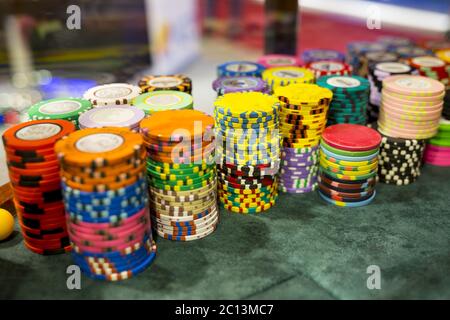Des jetons de poker dans le casino Banque D'Images