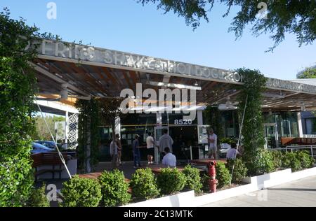 Los Angeles, Californie, États-Unis 13 juin 2020 UNE vue générale de l'atmosphère de Shake Shack ouvert pour des commandes alimentaires pendant les manifestations de Black Lives Matter et la pandémie de coronavirus Covid-19 le 13 juin 2020 à Los Angeles, Californie, États-Unis. Photo de Barry King/Alay Live News Banque D'Images